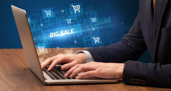 Geschäftsmann Arbeitet Laptop Mit Großer Sale Beschriftung Online Shopping Konzept — Stockfoto