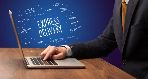 Uomo Affari Che Lavora Laptop Con Iscrizione Express Delivery Concetto — Foto Stock