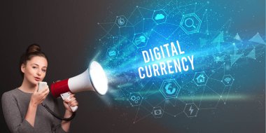 Digital CURRENCY yazıtlarıyla megafonla bağıran genç kadın, modern teknoloji duyurusu konsepti