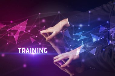 İş adamı büyük ekrana eğitim yazısıyla dokunuyor, modern teknoloji iş konsepti