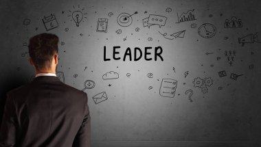 İş adamı, LeadER yazıtları ve iş stratejisi konseptiyle yaratıcı bir fikir çizimi yapıyor.