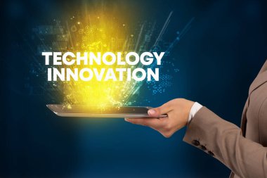 TEKNOLOJİ İSTİHTİM, yenilikçi teknoloji konsepti ile dokunmatik ekranın yakın çekimi