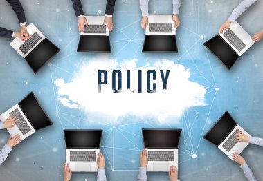 Bir grup insan POLICY ile toplantı yapıyor, web güvenlik kavramı