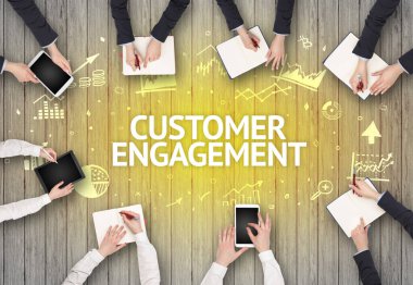CUSTOMER ENGAGEMENT ile Ofiste Çalışan Meşgul İnsanlar Grubu, başarılı iş konsepti