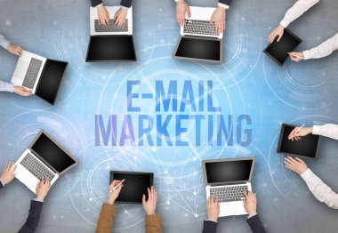 Bir dizüstü bilgisayarın önünde bir grup insan e-mail ile işaretleme içgüdü, web güvenlik kavramı