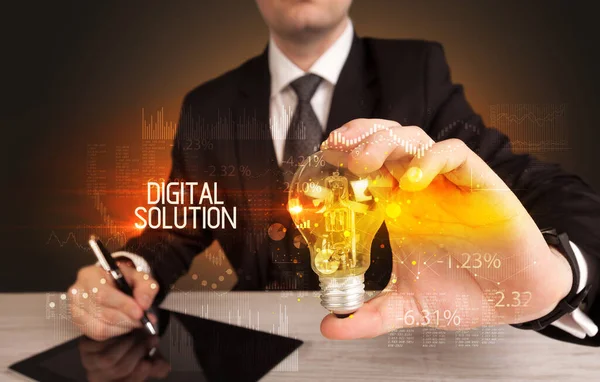 Empresario Portador Bombilla Con Inscripción Digital Solution Concepto Tecnología Empresarial —  Fotos de Stock