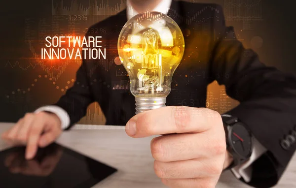 Affärsman Som Håller Glödlampa Med Software Innovation Inskription Affärsteknik Koncept — Stockfoto