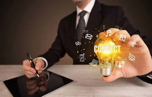 接続碑文 ソーシャルメディアの概念と電球を保持ビジネスマン — ストック写真