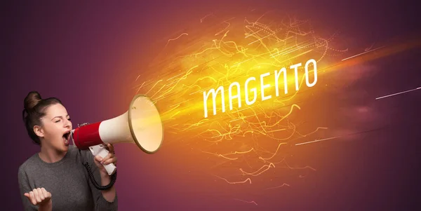 Mladé Dívčí Křik Megafonu Nápisem Magento Online Nákupní Koncept — Stock fotografie