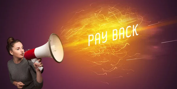 Νεαρό Girld Φωνάζοντας Μεγάφωνο Επιγραφή Pay Back Online Ψώνια Έννοια — Φωτογραφία Αρχείου