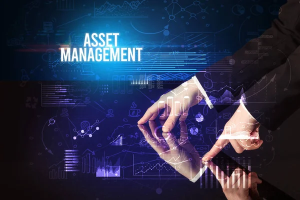 Geschäftsmann Berührt Riesigen Bildschirm Mit Asset Management Aufschrift Cyber Geschäftskonzept — Stockfoto