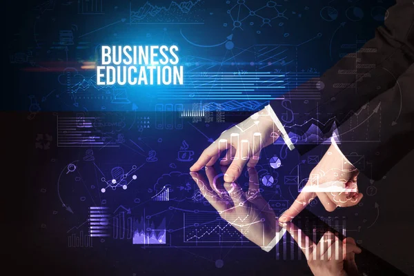 ビジネス教育の碑文と巨大な画面に触れるビジネスマン サイバービジネスの概念 — ストック写真