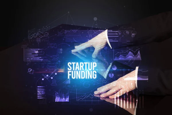Uomo Affari Toccando Schermo Enorme Con Iscrizione Startup Funding Concetto — Foto Stock