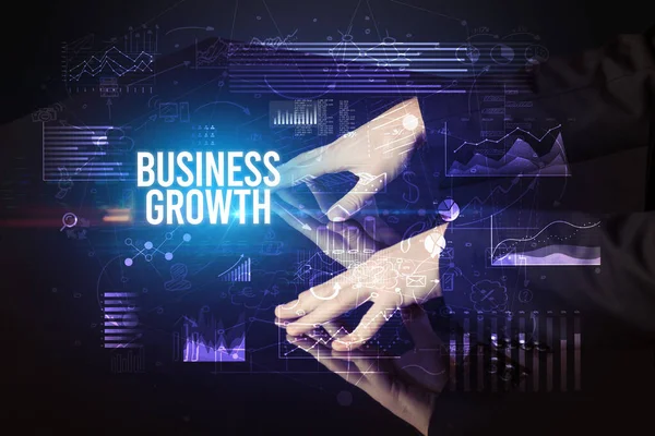 Podnikatel Dotýkající Obrovské Obrazovky Nápisem Business Growth Koncept Kybernetického Podnikání — Stock fotografie