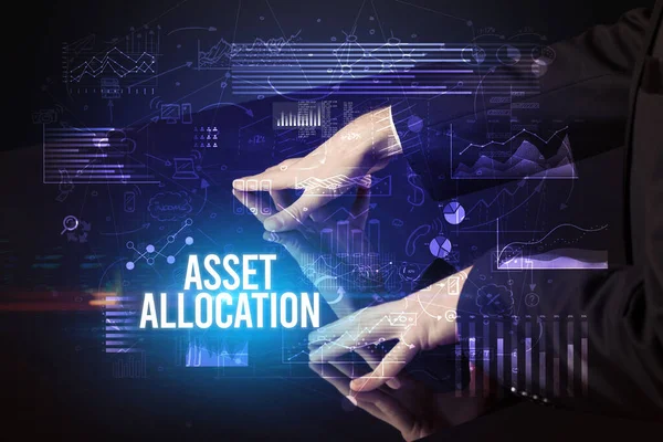 Asset Allocationの碑文で巨大な画面に触れるビジネスマン サイバービジネスコンセプト — ストック写真