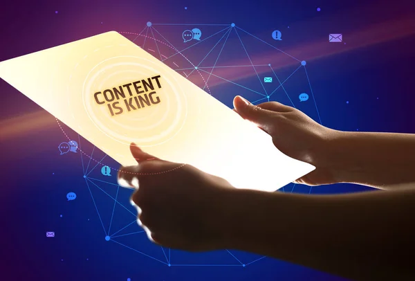 미디어 개념인 Content 새겨진 미래형 태블릿을 — 스톡 사진