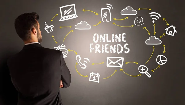 Biznesmen Rysujący Ikony Mediów Społecznościowych Napisem Online Friends Nowa Koncepcja — Zdjęcie stockowe