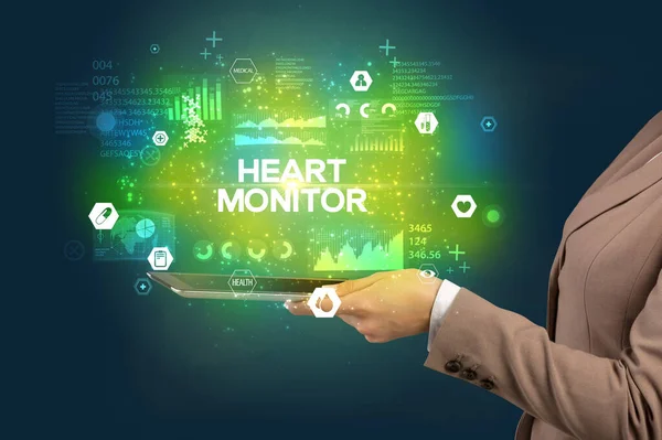 Zbliżenie Ekranu Dotykowego Napisem Heart Monitor Koncepcja Medyczna — Zdjęcie stockowe