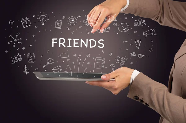 Close Van Een Touchscreen Met Friends Inscriptie Social Media Concept — Stockfoto