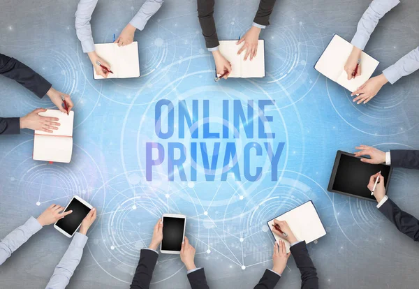 Groep Mensen Voor Een Laptop Met Online Privacy Inciptie Web — Stockfoto