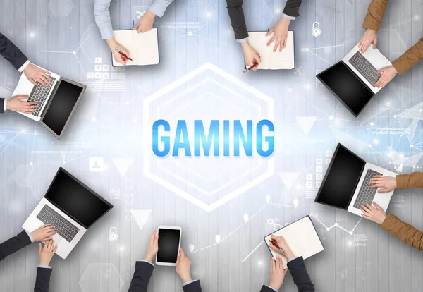 Gruppe Geschäftiger Menschen Die Einem Büro Mit Gaming Beschriftung Arbeiten — Stockfoto