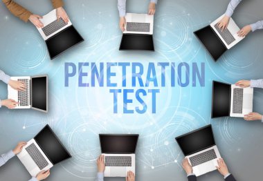 PENETRATION TEST insciption, web güvenlik kavramı olan bir dizüstü bilgisayarın önünde bir grup insan