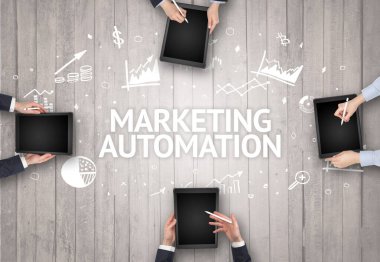 Bir Ofiste Çalışan Meşgul İnsanlar Grubu MARKETING AUTOMATION yazıtları, başarılı iş konsepti