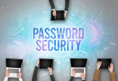 PASSWORD GÜVENLİK içgüdü, web güvenlik kavramı olan bir dizüstü bilgisayarın önünde bir grup insan