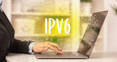 IPV6 kısaltması, modern teknoloji konsepti ile yeni modern bilgisayarlar üzerinde çalışıyoruz.