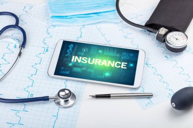 INSURANCE yazıtları, önleme kavramı içeren tablet bilgisayar ve tıbbi malzemeler