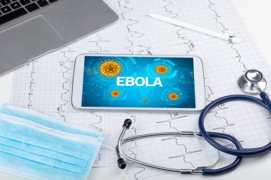 EBOLA yazıtları ve mikrobiyoloji kavramına sahip bir tabletin yakın görüntüsü