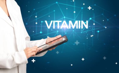 Doktor tıbbi kayıtları VITAMIN yazıtları ve tıbbi konseptle dolduruyor.
