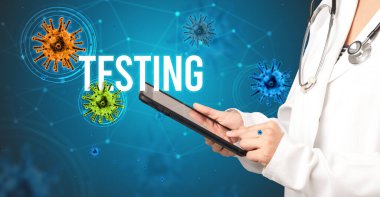 Doktor, TESTING yazıtları ve salgın konsepti içeren bir reçete yazar.