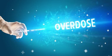 Şırınga, elinde OVERDOSE yazısıyla tıbbi enjeksiyon, tıbbi panzehir konsepti