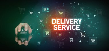 DELIVERY SERVICE yazıtları ve online alışveriş konseptiyle el ele tutuşmak