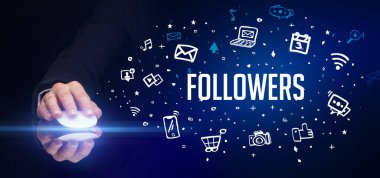 FOLLOWERS yazıtları ve sosyal medya konseptiyle el ele tutuşmak