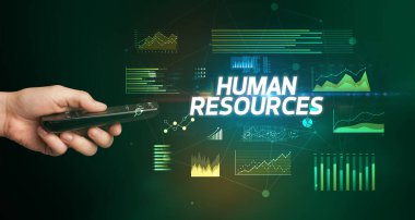 HUMAN RESOURCES yazıtları ve siber iş konseptiyle el ele tutuşmak
