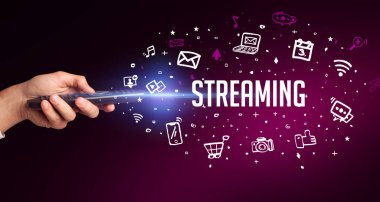 El ele tutuşan kablosuz çevresel STREAMING yazıtlar, sosyal medya kavramı