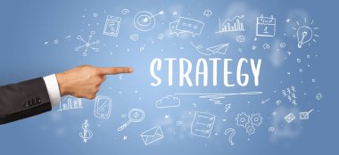 STRATEGY yazıtına işaret eden kırpılmış elin yakın çekimi, modern iş çözümü kavramı