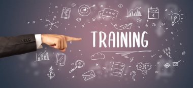 Kesilmiş ellerin yakın çekimi eğitim yazıtlarına işaret ediyor, modern iş çözümleri kavramı