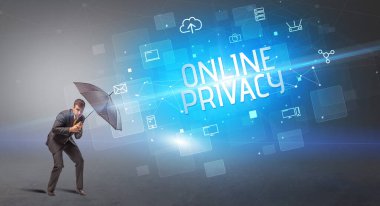Siber saldırıya karşı şemsiyeyle savunma yapan iş adamı ve ONLINE Özel Yazı, çevrimiçi güvenlik kavramı