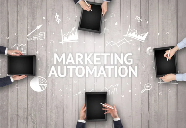 Grupa Zajętych Pracowników Biurze Napisem Marketing Automation Pomyślna Koncepcja Biznesowa — Zdjęcie stockowe