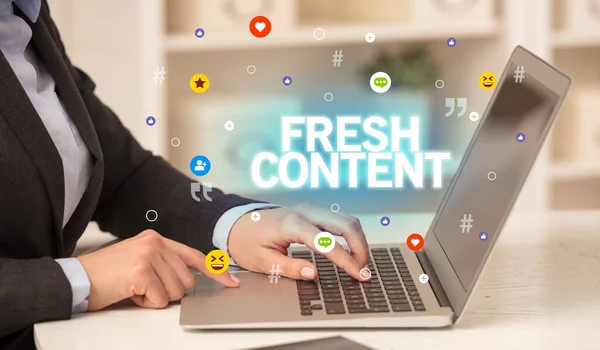Freelance Woman Using Laptop Fresh Content Inscription Social Media Concept — Stock Photo, Image