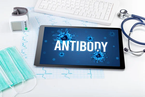 Beyaz Yüzeyde Antibody Yazıtı Salgın Konsepti Içeren Tablet Bilgisayar Doktor — Stok fotoğraf