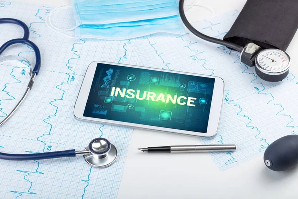 Tablet Και Ιατρικά Πράγματα Την Επιγραφή Insurance Έννοια Πρόληψης — Φωτογραφία Αρχείου