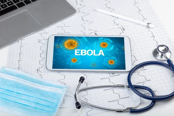Ebola碑文付きタブレットPcのクローズアップビュー 微生物学の概念 — ストック写真