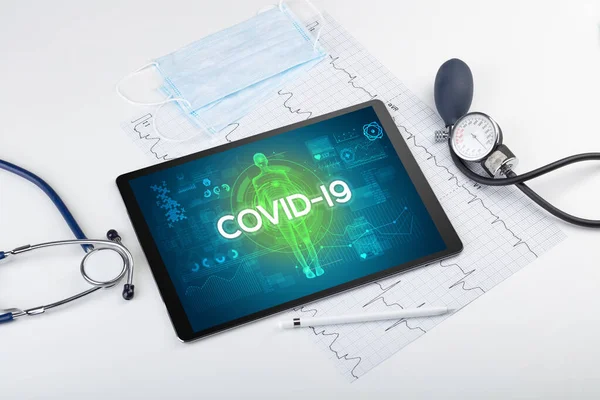 Tablet Ferramentas Médicas Com Inscrição Covid Conceito Coronavírus — Fotografia de Stock