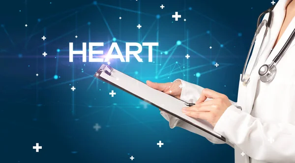 Врач Заполняет Медицинскую Карту Надписью Сердце Медицинской Концепцией — стоковое фото