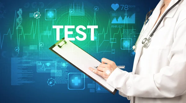Giovane Medico Annotare Note Con Iscrizione Test Concetto Assistenza Sanitaria — Foto Stock