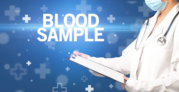 Arzt Schreibt Notizen Auf Klemmbrett Mit Blood Sample Aufschrift Erste — Stockfoto